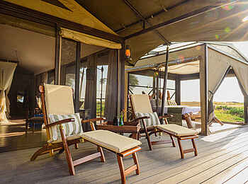 Soroi Amboseli Camp: Terrasse mit Stühlen und Tagesbett