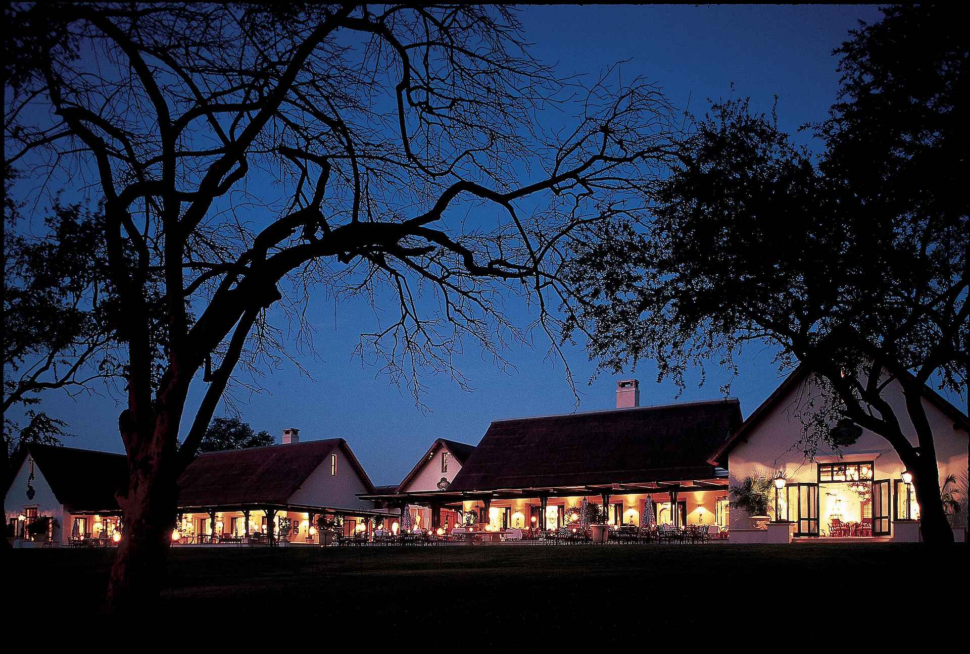 Hotel, Livingstone, Mosi-oa-Tunya, Sambesi, The Royal Livingstone, Victoria Falls, Viktoriafälle, Wasserfälle, Zambezi, Abendessen, Garten, Gesamtansicht, Park, Sun International