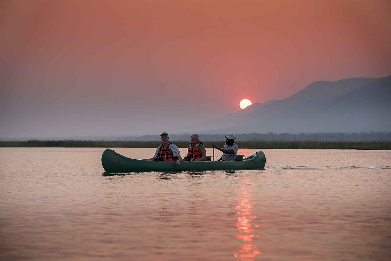 Zambezi Expeditions Camp: Sonnenuntergang auf dem Sambesi Zambezi Expeditions Camp: Sonnenuntergang auf dem Sambesi