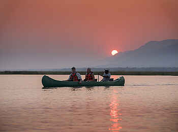 Zambezi Expeditions Camp: Sonnenuntergang auf dem Sambesi Zambezi Expeditions Camp: Sonnenuntergang auf dem Sambesi