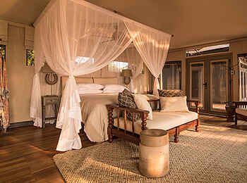 Chikwenya Camp: Doppelbett und Sofa