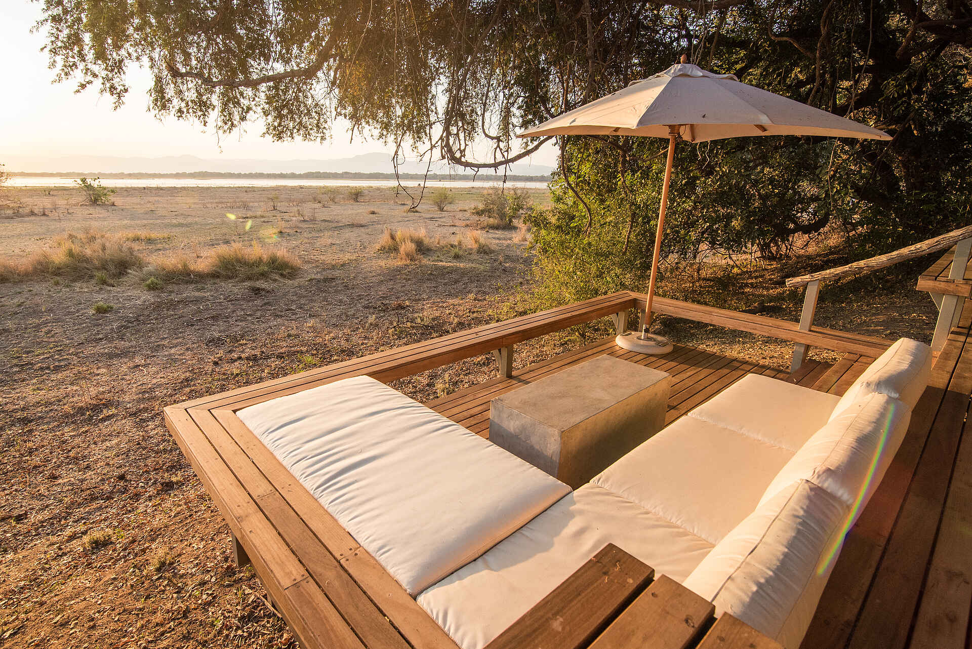 chikwenya, mana pools, Chikwenya Camp, Lower Zambezi, Mana Pools National Park, Sapi River, Sapi Safari Area, Wilderness Safaris, zambezi river, Sofa, Sunken Lounge, Terrasse, Afrikarma, Afrikarma Safaris, Afrikarma Safaris. Wildnis. Hautnah., Afrikarma.de