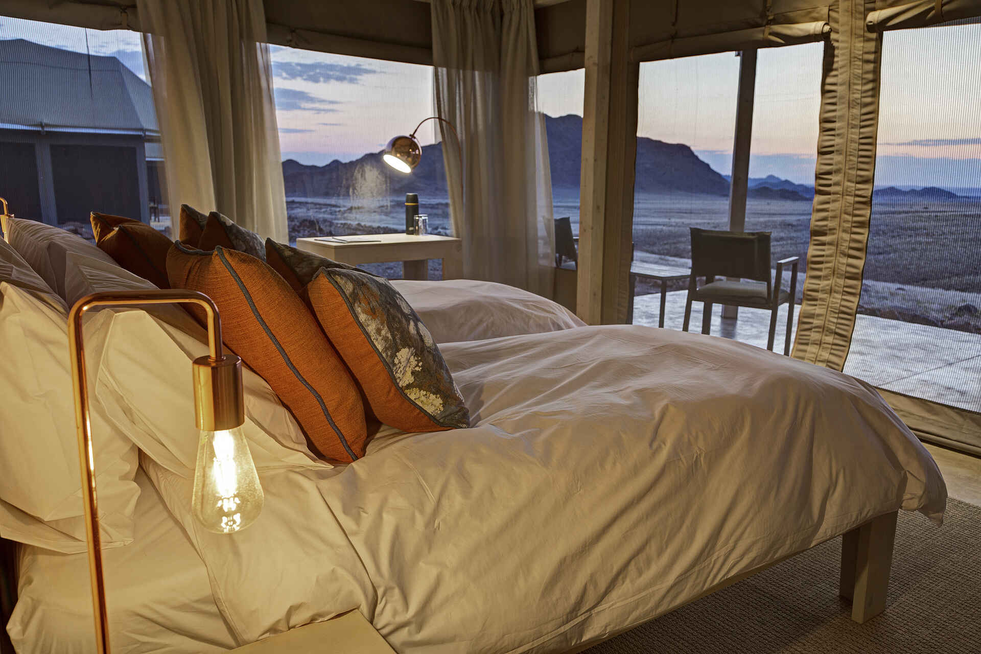 Desert Hills Glamping, Namibia, Wildnis, Wüste, Zelt, Zelte, Ausblick, Bett, Betten, Morgendämmerung, Schlafbereich, Schlafzimmer