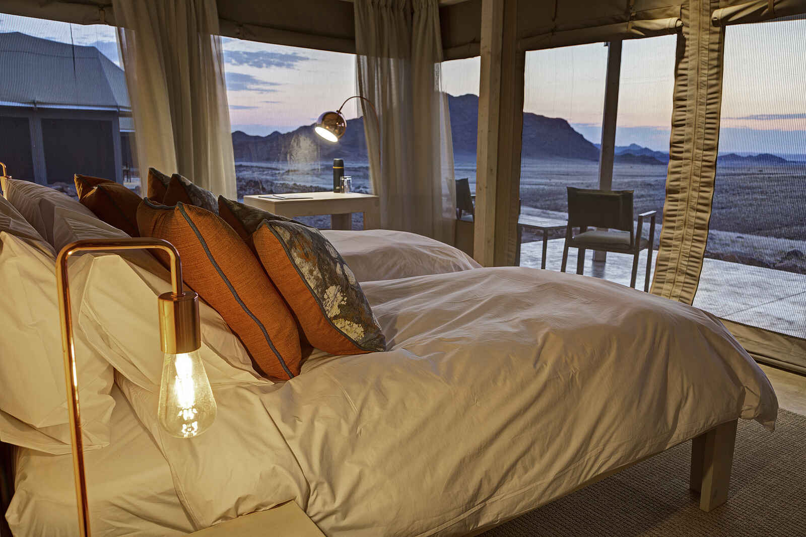 Desert Hills Glamping: Betten mit Ausblick in die Wüste Desert Hills Glamping: Betten mit Ausblick in die Wüste