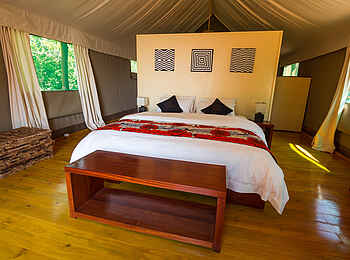 Ruzizi Tented Lodge: Doppelbett im Luxus-Baumhaus-Zelt