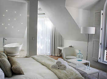 Swakopmund Luxury Suites: Honeymoon Suite mit Bad