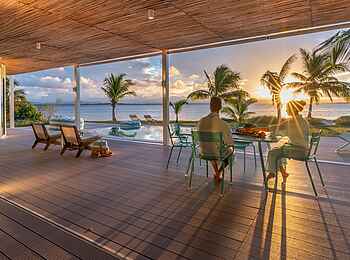 Time + Tide Miavana: Terrasse beim Sonnenuntergang