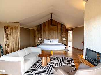 Warangi Ridge Lodge: Lounge und Schlafbereich
