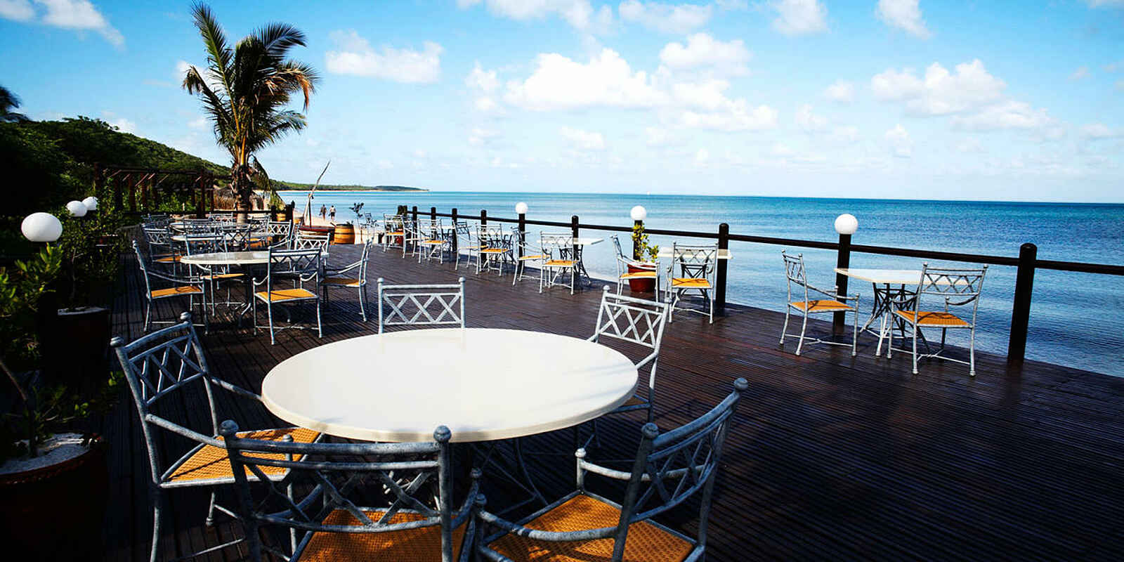 Anantara Bazaruto Island Resort and Spa: Deck am Strand Anantara Bazaruto Island Resort and Spa: Deck am Strand