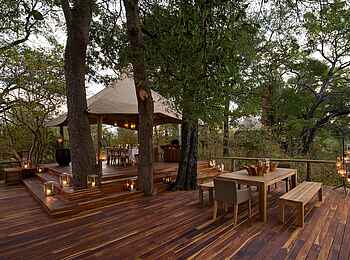 Chindeni Bushcamp: Mehrstufiges Deck Chindeni Bushcamp: Mehrstufiges Deck