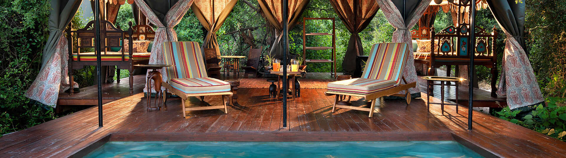 Liegen am Pool im Duke's Camp