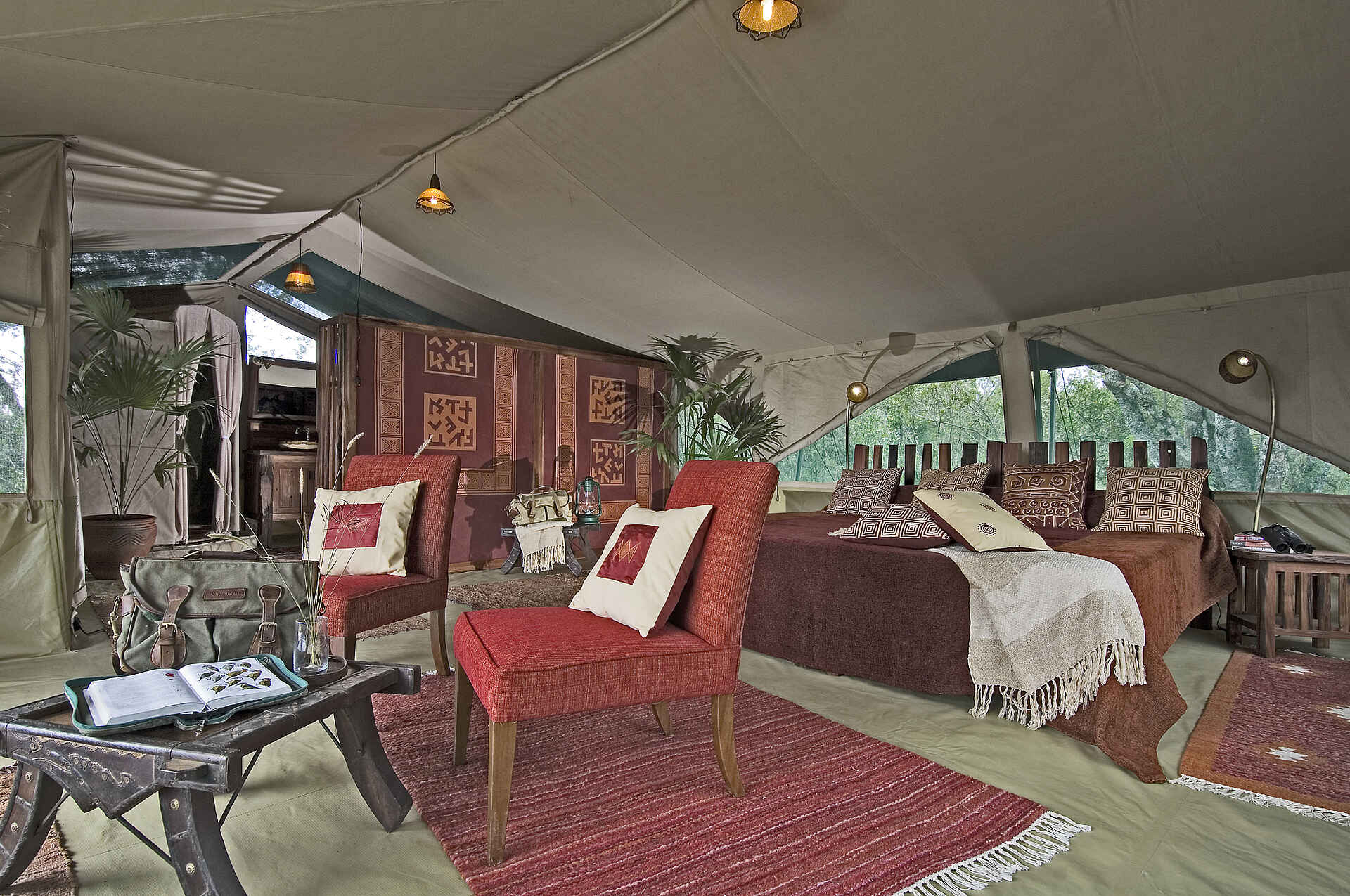 Kenia, Kicheche Camps, Kicheche Laikipia Camp, Laikipia-Plateau, Ol Pejeta Conservancy, Doppelbett, Gästezelt, Sessel, Zeltsuite, Afrikarma, Afrikarma Safaris, Afrikarma Safaris – Wildnis. Hautnah., afrikarma.de