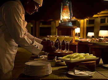 Kubu Kubu Tented Camp: Anrichten des Nachtischs