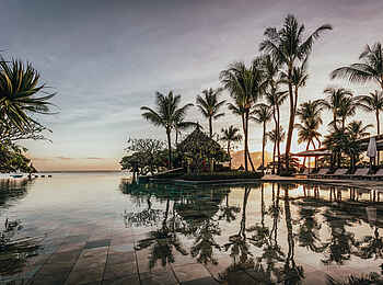 La Pirogue: Der Pool am Abend La Pirogue: Der Pool am Abend