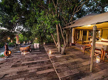 Mara Plains Camp: Die Terrasse der Gästesuite Mara Plains Camp: Die Terrasse der Gästesuite