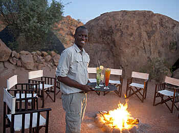 Mowani Mountain Camp: Service am Lagerfeuer