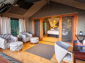 Rra Dinare Camp: Sitzmöbel und Schreibtisch