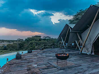 The Sambuk Suite at Mara Nyika Camp: Die Terrasse am Abend The Sambuk Suite at Mara Nyika Camp: Die Terrasse am Abend