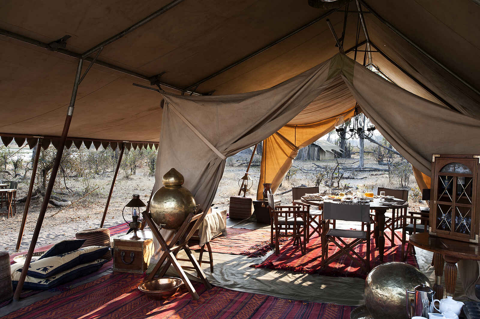 Selinda Explorers Camp: Hauptzelt mit Esstisch Selinda Explorers Camp: Hauptzelt mit Esstisch