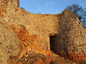 Great Zimbabwe: Tor zum oberen Teil der Bergruinen Great Zimbabwe: Tor zum oberen Teil der Bergruinen