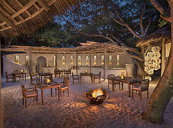 andBeyond Mnemba Island Lodge: Die Restaurant Terrasse