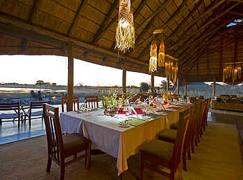 Camp Hwange: Große Tafel im Speisesaal