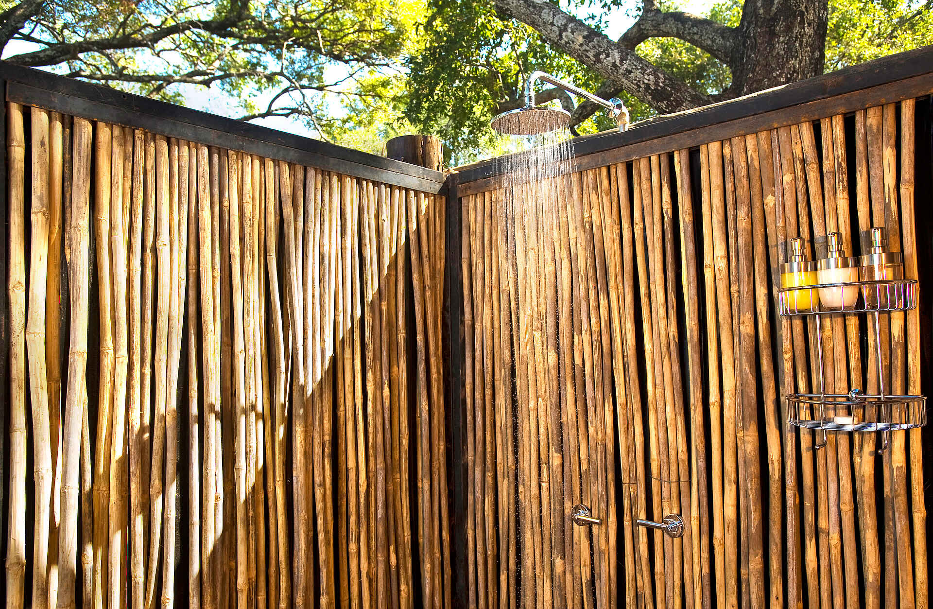 Bushcamp Company, Chamilandu Bushcamp, Game Drive, Lagune, Luangwa River, Luangwa-Tal, South Luangwa National Park, Walking Safari, Dusche, Gästebad, Outdoor-Dusche, Afrikarma, Afrikarma Safaris, Afrikarma.de, Andy Hogg, Paul Allen