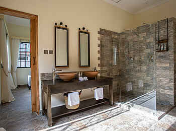 Hamerkop House by Lemala: Badezimmer Hamerkop House by Lemala: Badezimmer