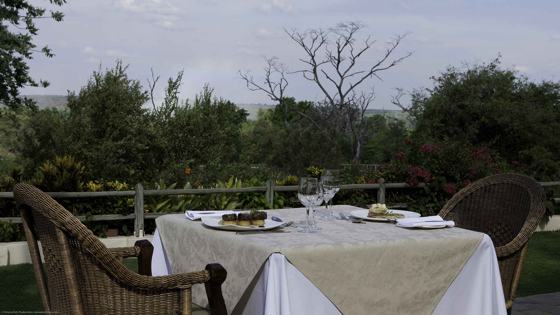 Ilala Lodge: Terrasse Vic Falls Bridge, Ilala Lodge, Palm Restaurant, Sambezi, Victoria Falls, Victoria Falls National Park, Viktoriafälle, Terrasse, Boutique Hotel