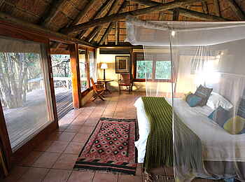Lianshulu Lodge: Gästechalet und private Veranda Lianshulu Lodge: Gästechalet und private Veranda