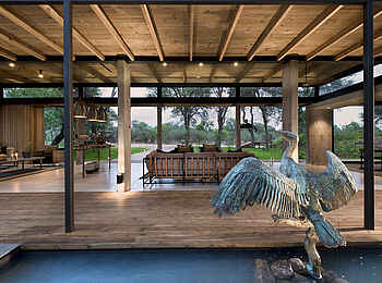 Lion Sands Ivory Lodge: Kunst in der Lodge