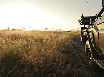 Nxabega Okavango Tented Camp: Safarifahrzeug unterwegs