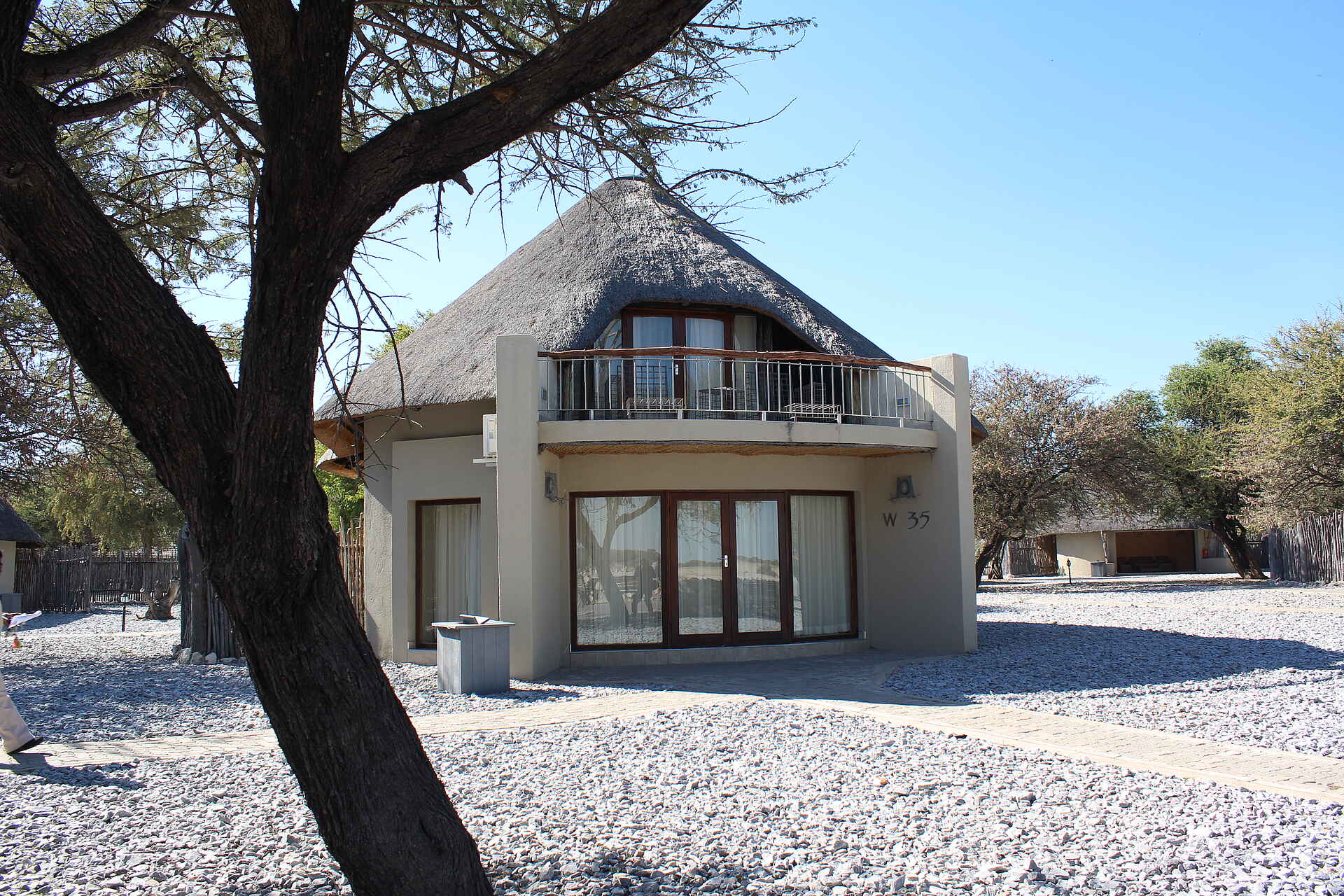 Etosha, Etosha National Park, Etoshapfanne, Okaukuejo, Salzpfanne, Rondavel, afrikarma, afrikarma Safaris, afrikarma.de