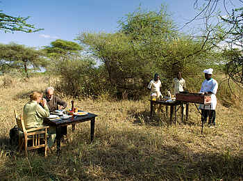 Olakira Camp: Frühstück im Busch Olakira Camp: Frühstück im Busch
