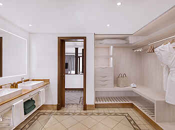 Paradis Beachcomber Golf Resort and Spa: Family Suite Bad Paradis Beachcomber Golf Resort and Spa: Family Suite Bad