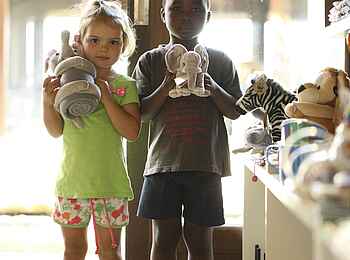 Phinda Mountain Lodge: Kinder mit Stofftieren Phinda Mountain Lodge: Kinder mit Stofftieren