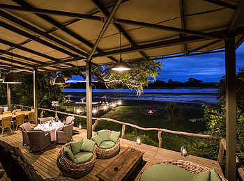 Shawa Luangwa Camp: Loungebereich in der Boma Shawa Luangwa Camp: Loungebereich in der Boma