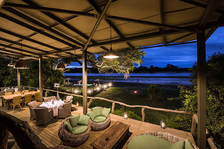 Shawa Luangwa Camp: Loungebereich in der Boma Shawa Luangwa Camp: Loungebereich in der Boma