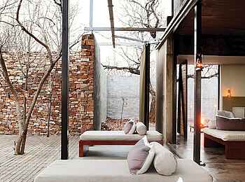 The Outpost: Tagesbetten der Mainlounge