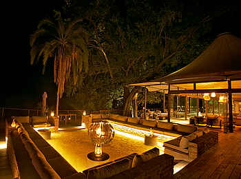 Thorntree River Lodge: Outdoor Lounge Thorntree River Lodge: Outdoor Lounge