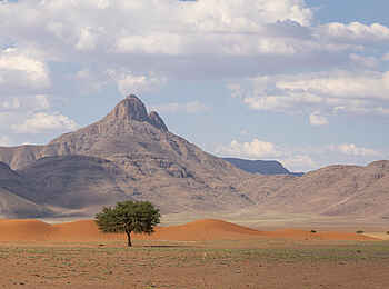 Kwessi Dunes Lodge: Gästehütte vor Wüstenlandschaft