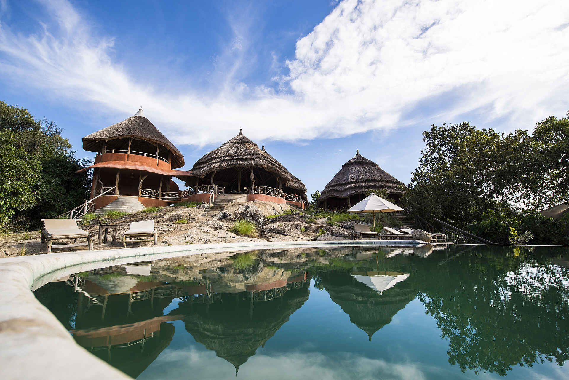 Afrikarma, Afrikarma Safaris, Afrikarma Safaris. Wildnis. Hautnah, Afrikarma.de, kinderfreundliche Lodge, Lake Mburo Nationalpark, Mihingo Lodge, Pferdesafaris, Uganda, Hauptgebäude, Pool