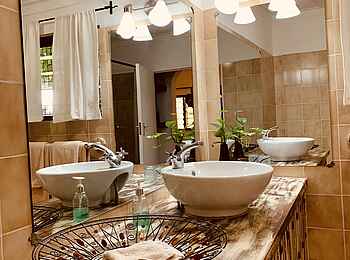 Mt. Meru Game Lodge: Waschtisch und Spiegel