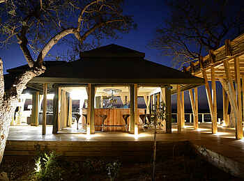 Simbavati Hilltop Lodge: Offene Bar bei Nacht