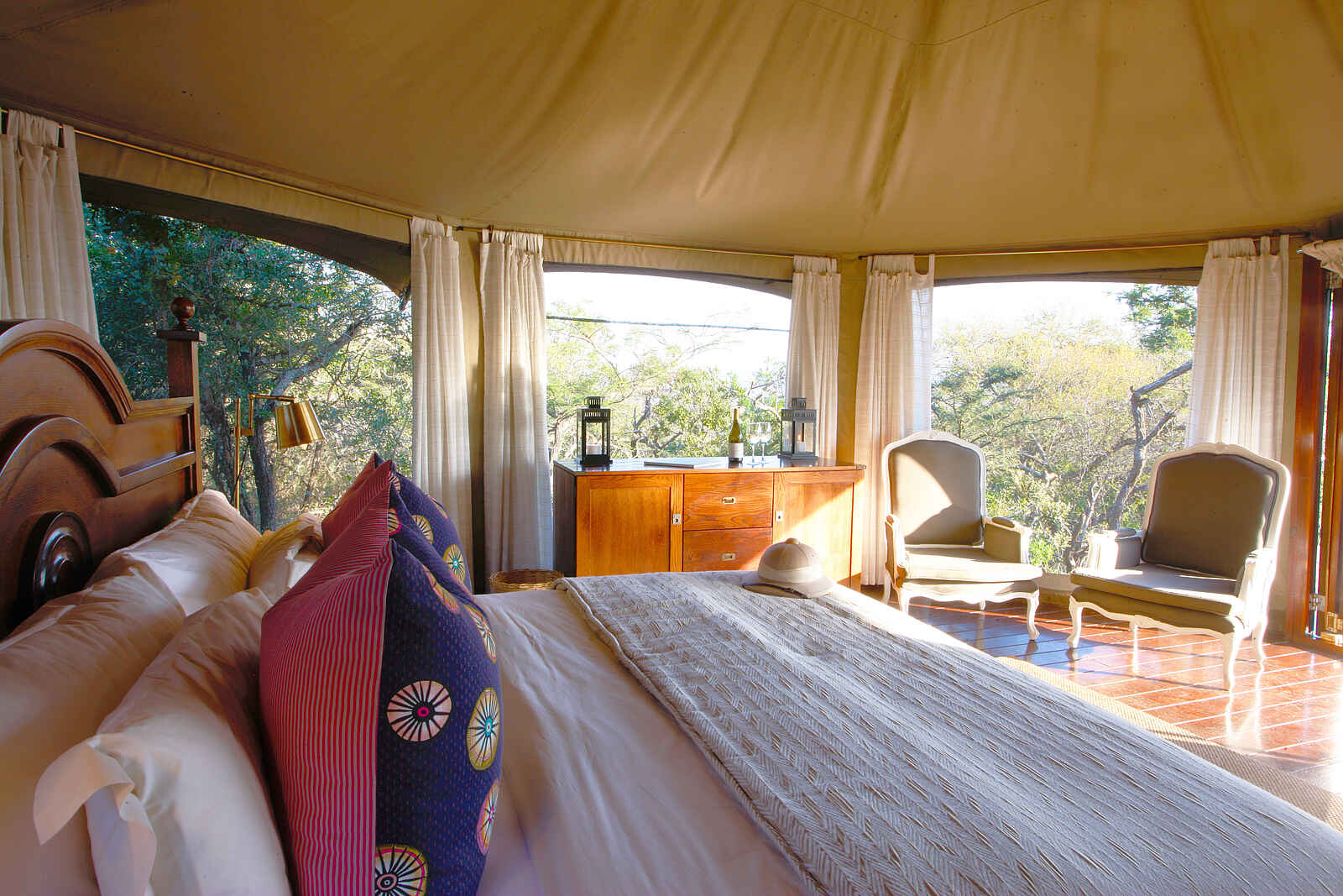 Thanda Tented Camp: Blick aus dem Bett Thanda Tented Camp: Blick aus dem Bett