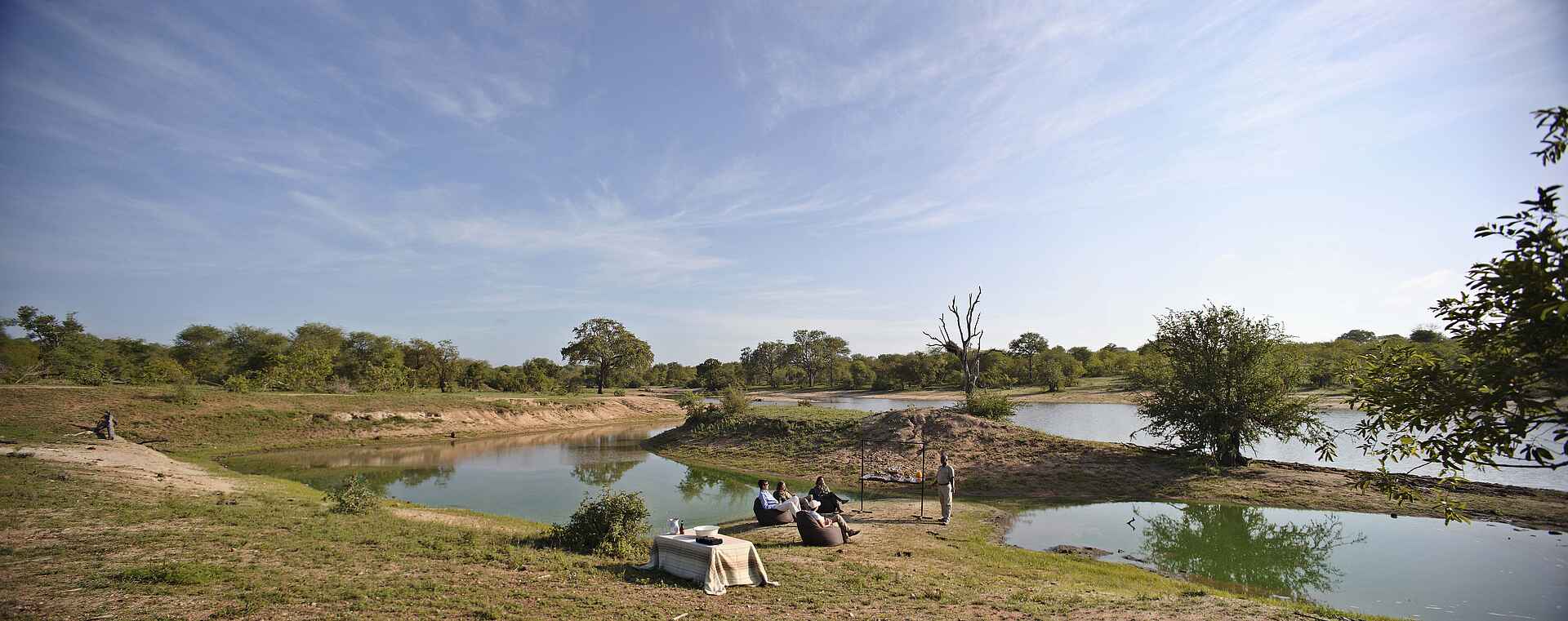 Aktivitäten, Krüger Nationalpark, Ngala Safari Lodge, Südafrika, &Beyond, Essen, Fluss, Gelände, Tisch, Trinken, Umgebung, Vegetation, Afrikarma, Afrikarma Safaris, Afrikarma Safaris - Wildnis. Hautnah., Afrikarma.de