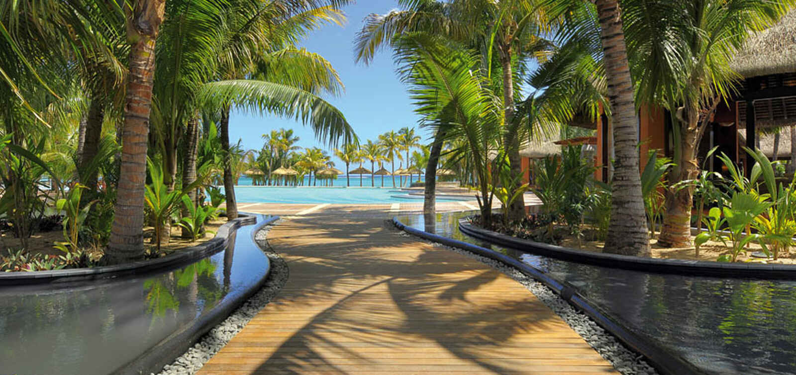 Beachcomber Dinarobin: Weg zum Pool Beachcomber Dinarobin: Weg zum Pool