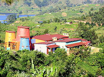 Chameleon Hills Lodge: Ansicht der farbenfrohen Lodge von einer benachbarten Hügelkuppe