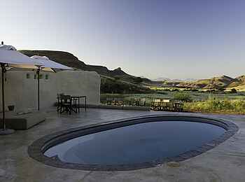 Damaraland Camp: Pool mit Bergblick