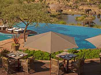Four Seasons Safari Lodge: Pool und Wasserstelle Four Seasons Safari Lodge: Pool und Wasserstelle